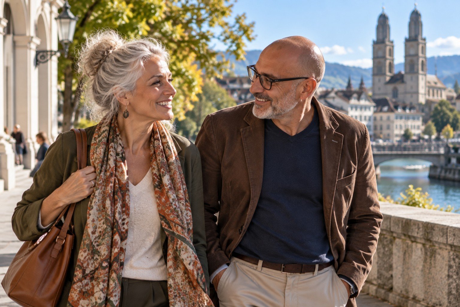 Femme et homme de plus de 50 ans faisant connaissance lors d’une sortie en ville en Suisse